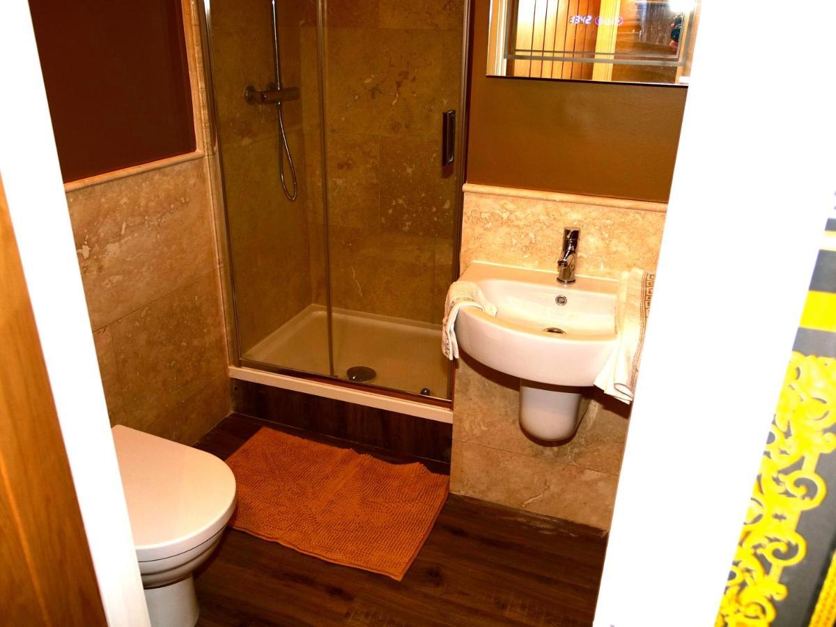 Ultra Deluxe Versace Apartment Near Sheffield Full Sky Tv روثيرهام المظهر الخارجي الصورة